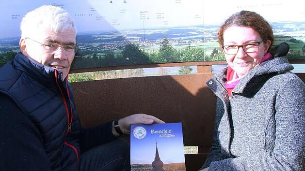B&uuml;rgermeister Bernhard Storath und die gesch&auml;ftsleitende Beamtin der Gemeinde Ebensfeld, Katrin Lienert, pr&auml;sentieren das soeben erschienene Gastgeberverzeichnis. Foto: Matthias Einwag