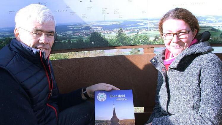 Bürgermeister Bernhard Storath und die geschäftsleitende Beamtin der Gemeinde Ebensfeld, Katrin Lienert, präsentieren das soeben erschienene Gastgeberverzeichnis. Foto: Matthias Einwag