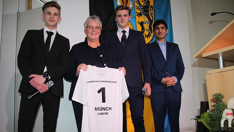Ein Trikot zum Einrahmen gab es für die frischgebackene Schulleiterin von den Schülersprechern (von links) Thomas Keberlein, David Rinker und Benjamin Naderi-Asrami.