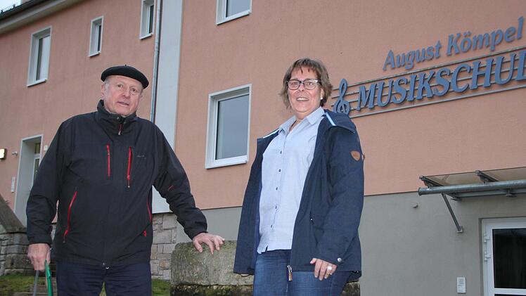 Für sie ist eine Erhöhung der Zuschüsse für die musikalische Bildung ungemein wichtig: Daniela Wagner (rechts), Leiterin der Musikschule, und Hans Dietrich Unger, Vorsitzender des Trägervereins. Foto: Ulrike Müller