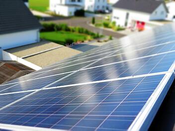 Strom durch ein Stecker-Solargerät selbst erzeugen: Nicht nur gut für die Umwelt, sondern auch für den Geldbeutel.