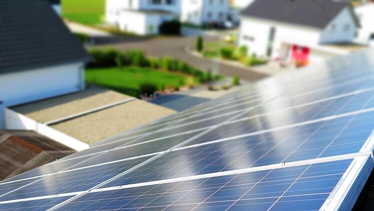 Strom durch ein Stecker-Solargerät selbst erzeugen: Nicht nur gut für die Umwelt, sondern auch für den Geldbeutel.