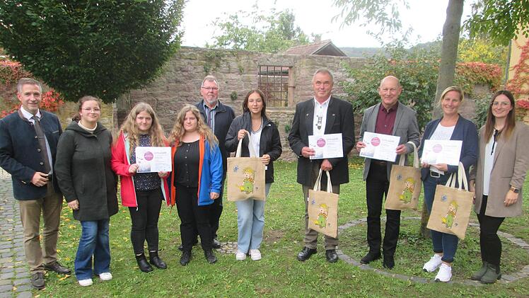 Vorsitzender Thorsten Schwab (links) und Kinder- und Jugendbeauftragte Tamara Och (rechts) mit den Besten des Jugendwettbewerbs (von links) Mitglieder der Jugendgruppe Stockstadt mit Erich Maigeiger, Herbert Heusinger (Greßthal), Georg Hansul (Nie...