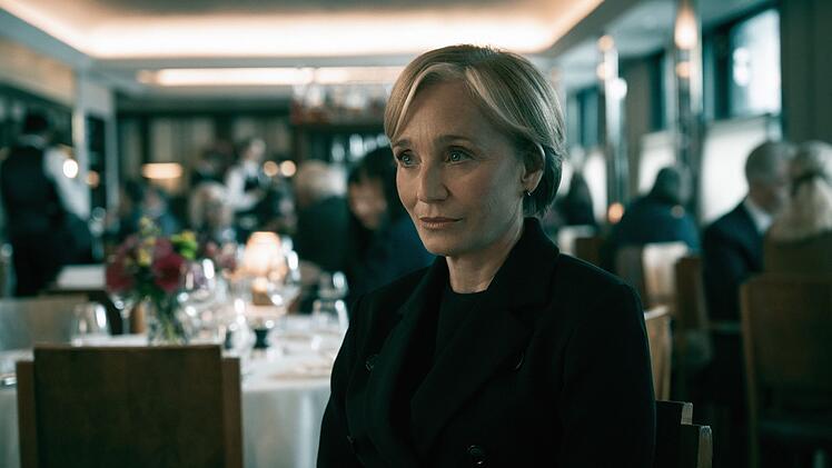 Diana Taverner (Kristin Scott Thomas) ist zur MI5-Chefin aufgestiegen und steht m&auml;chtig unter Druck.