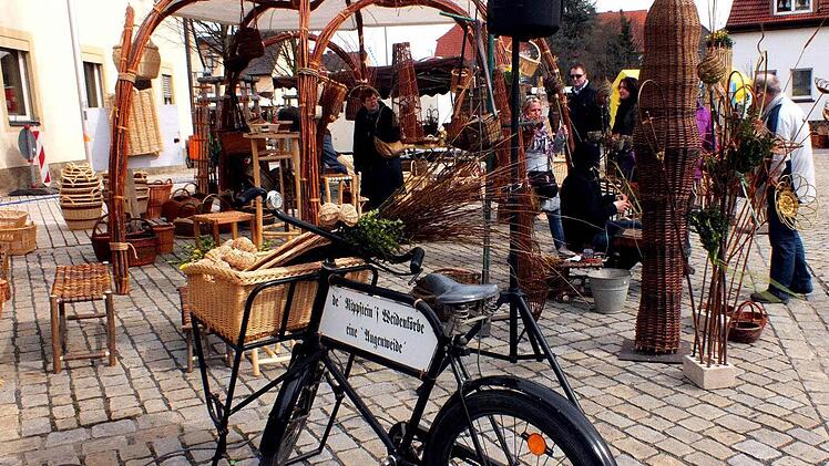 Viel zu schauen gab es beim diesjährigen Korb- und Weinmarkt in Sand.Alle Fotos: Alfons Beuerlein