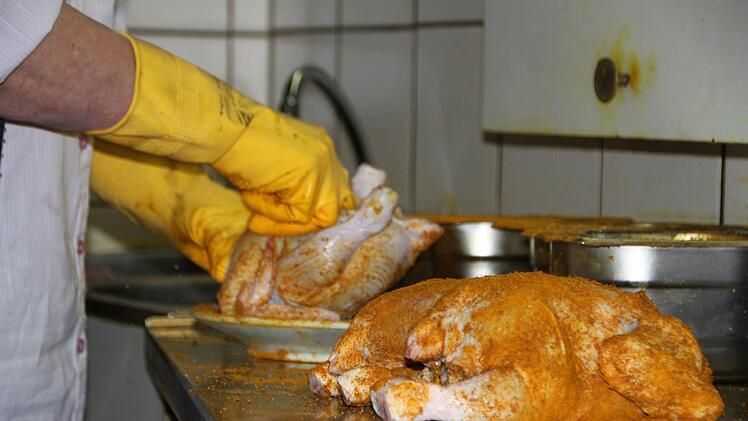 Heute steht deren Tochter Ingrid Penner in der Küche und würzt die Hähnchen...