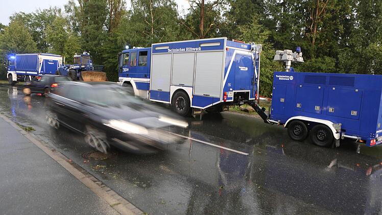 Blitz, Donner, Regen, Hagel: Die Unwetter in Oberfranken haben zahlreiche Bäume entwurzelt, Häuser abgedeckt und Straßen überflutet. Mehrere Keller liefen voll Wasser. Feuerwehr und THW waren mit bis zu 50 Einsätzen beschäftigt. Foto: News5/Herse