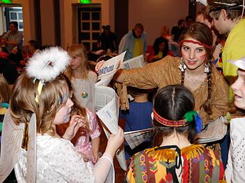 Beim Kinderfasching der Landkreis-Jugendarbeit und der Bayerischen Rundschau in der Kulmbacher Stadthalle ging es am Dienstagnachmittag rund. Bei den Zeitungs-Tanzspielen hatten die Kinder und das Betreuerteam viel Spaß. Foto: Matthias Hoch