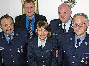 Ehrungen bei der Feuerwehr Hassenberg (von links): Kommandant Peter Heublein, Bürgermeister Michael Keilich, Chronistin Simone Karl, Vorsitzender Jochen Mann, Jubilar Thomas Kessel. Foto: Klaus Oelzner