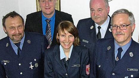 Ehrungen bei der Feuerwehr Hassenberg (von links): Kommandant Peter Heublein, Bürgermeister Michael Keilich, Chronistin Simone Karl, Vorsitzender Jochen Mann, Jubilar Thomas Kessel. Foto: Klaus Oelzner