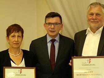 Angelika Franz-Fella (l.) und Bernhard Pfennig (r.) hat Bürgermeister Armin Warmuth für ihre Verdienste um den Sport die Hammelburger Stadtplakette überreicht.