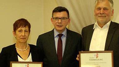Angelika Franz-Fella (l.) und Bernhard Pfennig (r.) hat Bürgermeister Armin Warmuth für ihre Verdienste um den Sport die Hammelburger Stadtplakette überreicht.