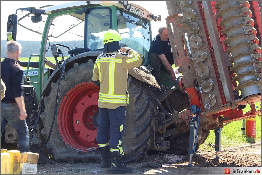 Traktor überschlägt sich bei Lankendorf - Fahrer schwer verletzt
