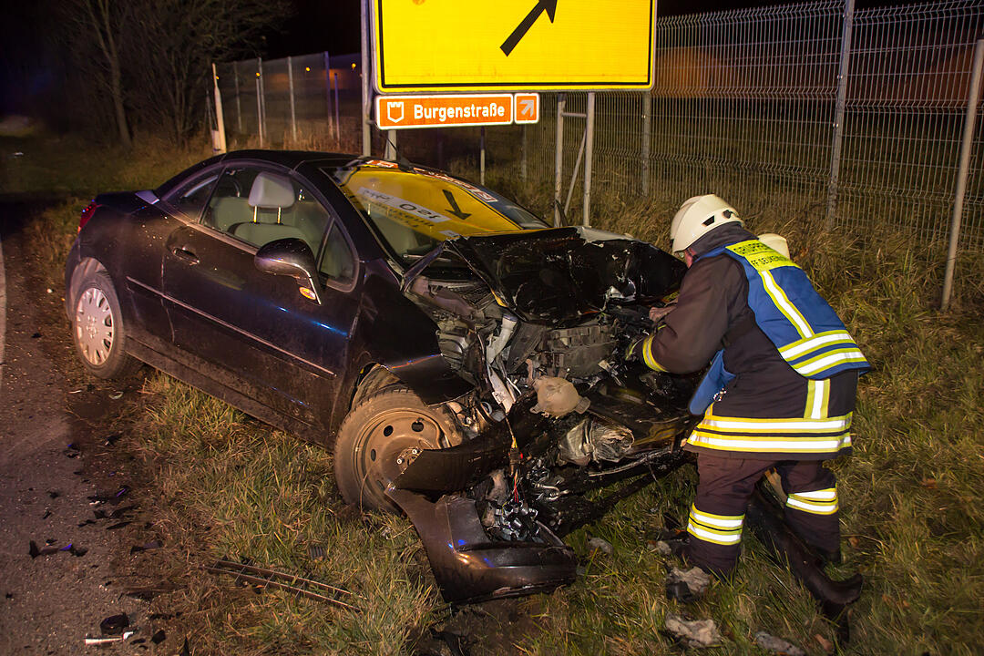 77-Jährige gerät in Gegenverkehr: Unfall mit drei Verletzten auf der B2