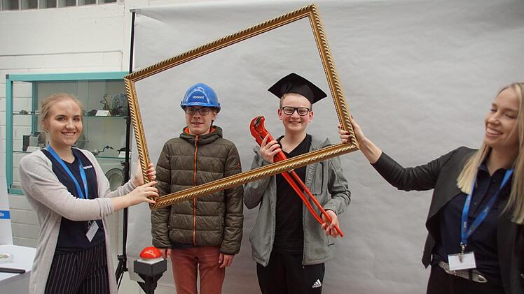 So eine Ausbildungsbörse soll natürlich auch Spaß machen, vom Uponor-Stand nahmen Thorben und Marcel neben viel Information zur Ausbildung auch ein witziges Bild aus der Fotobox mit.