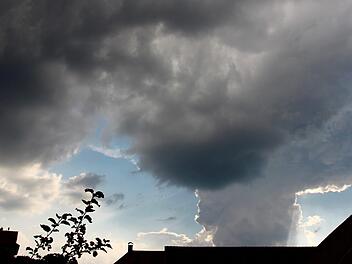Eine Wolke macht noch keinen Regen. Kleine Gewitterfronten sorgen dafür, dass Niederschläge oft punktuell niedergehen.: Heike Beudert