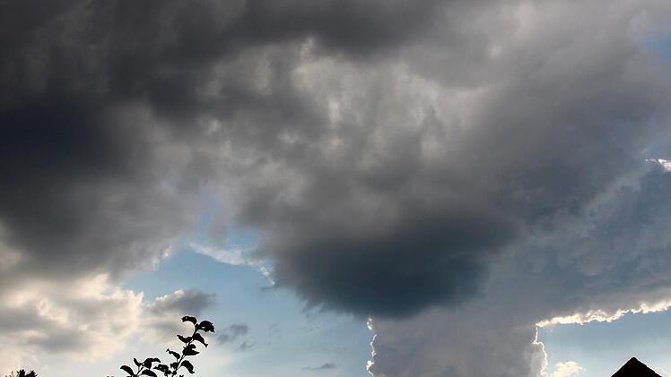 Eine Wolke macht noch keinen Regen. Kleine Gewitterfronten sorgen dafür, dass Niederschläge oft punktuell niedergehen.: Heike Beudert