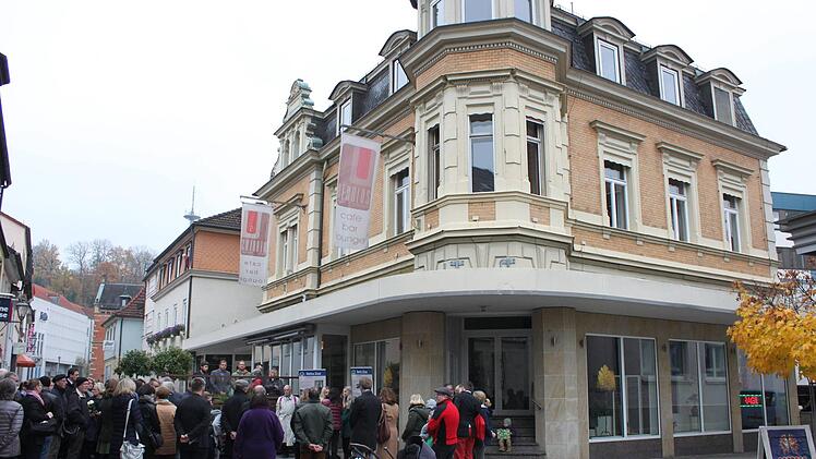 Eine Menge Menschen wohnte dem Verlegen von Stolpersteinen bei - hier vor der einstigen Villa der Korbhändlerfamilie Zinn in der Bahnhofstraße.   Die gesellschaftliche Stellung als Unternehmer und engagierte Bürger schützte sie nicht vor dem NS-Terror.