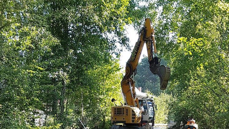 Die Gemeinde Wildflecken ist schon mal in Vorleistung gegangen: Unter dem Radweg wurde eine 2,7 Kilometer lange Druckleitung mit 30 Zentimeter Innendurchmesser nach Oberbach verlegt. 40 Schächte sind für die Wartung eingebaut, an 530 Stellen haben die Arbeiter der Premicher Firma Zehe die Leitung verschweißt. Foto: Torsten Arnold