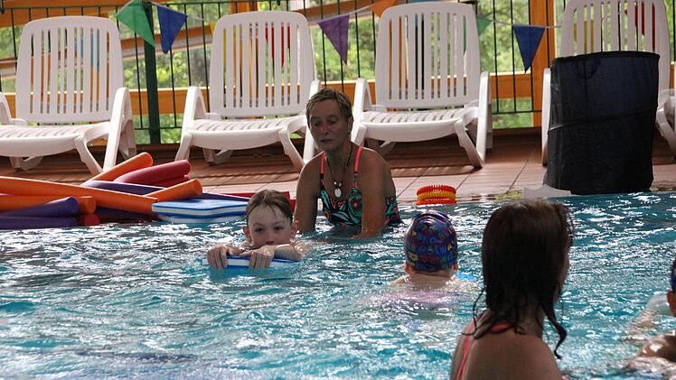 Schwimmaktion der Sinnberg Grundschule mit Franziska van Almsick im Hotel Sonnenhügel. Foto: Benedikt Borst