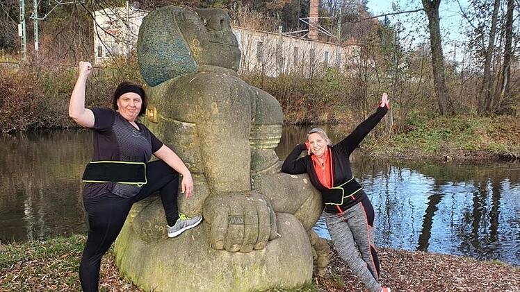 Die Wettbewerbsteilnehmerinnen Christina Tucci (links) und Maria Löffler sind dankbar, nach dem Training auf dem Gelände der Landesgartenschau in Kronach durchschnaufen zu können. Fotos: privat