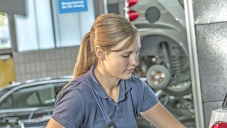 Unter den 238 Jung-Gesellen des Kfz-Mechatroniker-Handwerks in Oberfranken sind elf Jung-Gesellinnen.