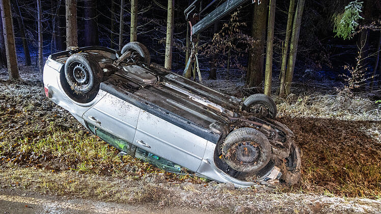 Wegen winterlicher Wetterverhältnisse kam ein Auto im Kreis Bamberg von der Fahrbahn ab. Die Feuerwehr sicherte die Unfallstelle ab.