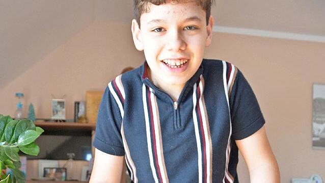 Nur ein paar Schritte schafft Rasul mit dem Rollator. Doch die sind ein riesiger Erfolg f&uuml;r den Zw&ouml;lfj&auml;hrigen, der auf den Rollstuhl angewiesen ist.