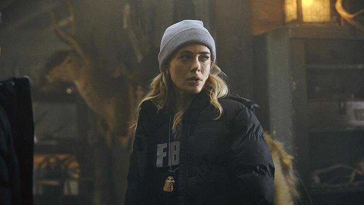 Rebecca "Bex" Henderson (Melissa Roxburgh) muss Verbrecher jagen. Doch es geht nicht um irgendwelche dahergelaufenen B&ouml;sewichte. Im Plot-Zentrum von "The Hunting Party - Die M&ouml;rderjagd" steht ein streng geheimes Super-Gef&auml;ngnis tief unter der Erde, aus dem nach einer Explosion mehrere der &uuml;belsten Bad Guys des Landes entkommen sind.