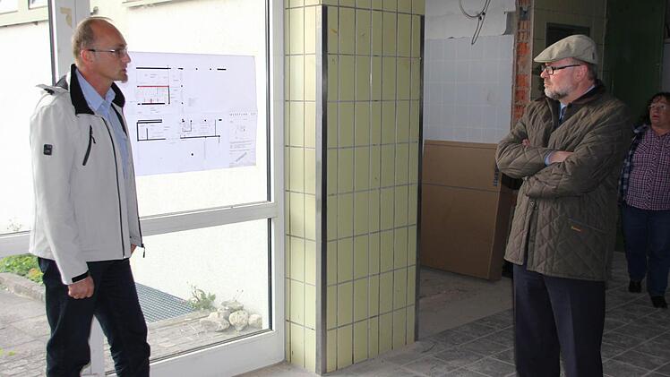 Architekt Jürgen Bergmann (links) erläuterte die Umbaupläne im einstigen Wirtschaftsgebäude der Bundeswehr.