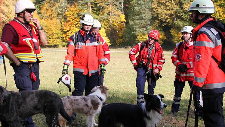 Besprechung vor dem Einsatz.