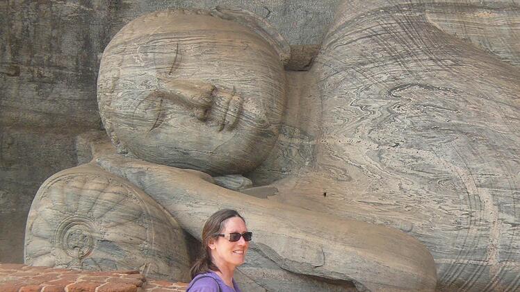 Der 14 Meter lange ruhende Buddha, an dem hier Inge Wagner vorbeiläuft, wurde vor über 1000 Jahren aus dem Felsen gehauen.