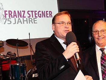 Damals war die Welt noch in Ordnung: Franz Stegner lässt sich an seinem 75. Geburtstag in der Stechert-Arena feiern. Eine Lobesrede hält auch OB Starke (SPD).  Foto: Bertram Wagner
