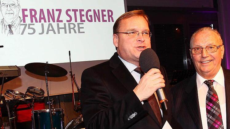 Damals war die Welt noch in Ordnung: Franz Stegner l&auml;sst sich an seinem 75. Geburtstag in der Stechert-Arena feiern. Eine Lobesrede h&auml;lt auch OB Starke (SPD).  Foto: Bertram Wagner