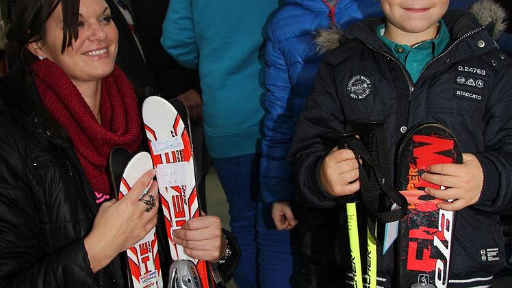 Vincent und Constantin Wendel freuen sich schon auf ihre neuen Skier. Schwarze oder weiße - Mama Alexandra berät.