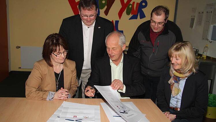 Auch die Ausbildungsbetriebe freuen sich über die Initiative: Doris Ludwig und Bernd Kotschenreuther vom Alten- und Pflegeheim St. Marien unterzeichnen mit Schulleiter Michael Pfitzner die künftige Kooperation. Auch die Schreinerei Jürgen Bodenschlägel sowie Anja Wimmer von Metallbau Wimmer wollen das Projekt weiterführen. Foto: Sonja Adam