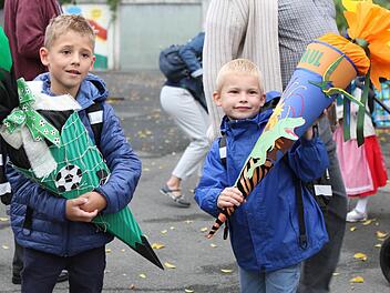 Stolz wie Oskar: Paul Zenker (rechts) mit seiner Dino-Schultüte. Für den Sechsjährigen aus Windischenhaig begann gestern an der Theodor-Heublein-Schule der Ernst des Lebens. Freund Jannes sitzt neben ihm in der Schulbank. Fotos: Jochen Nützel