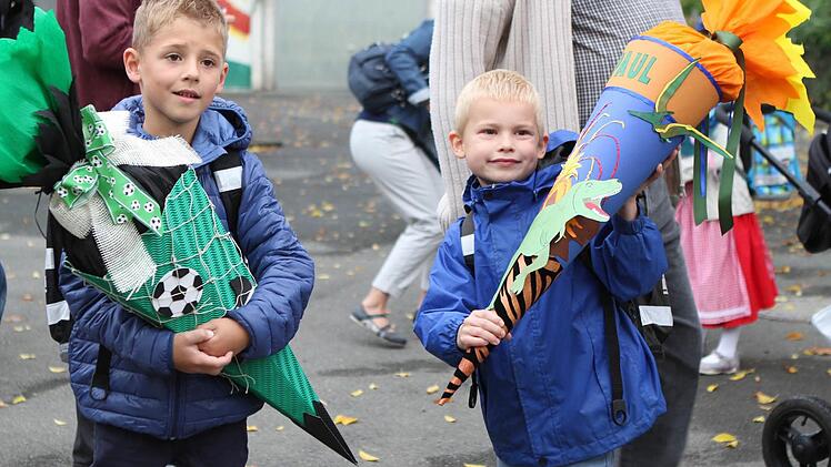 Stolz wie Oskar: Paul Zenker (rechts) mit seiner Dino-Schultüte. Für den Sechsjährigen aus Windischenhaig begann gestern an der Theodor-Heublein-Schule der Ernst des Lebens. Freund Jannes sitzt neben ihm in der Schulbank. Fotos: Jochen Nützel