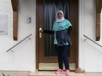 Die Syrerin Rabiha Ismail hat in den letzten Tagen viel geweint, weil sie als anerkannter Flüchtling aus ihrer Wohnung in Zaubach ausziehen musste. Rabiha glaubte, sie stehe auf der Straße, doch inzwischen hat sich alles zum Guten gewendet. Foto: Sonny Adam
