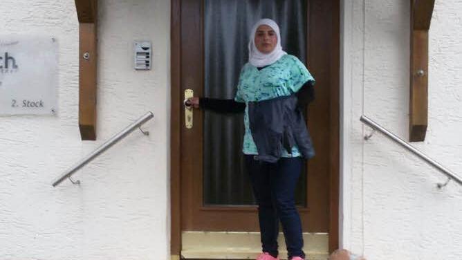 Die Syrerin Rabiha Ismail hat in den letzten Tagen viel geweint, weil sie als anerkannter Flüchtling aus ihrer Wohnung in Zaubach ausziehen musste. Rabiha glaubte, sie stehe auf der Straße, doch inzwischen hat sich alles zum Guten gewendet. Foto: Sonny Adam
