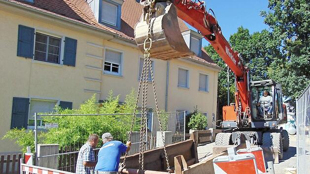 Die Arbeiten in der Gro&szlig;enbucher Stra&szlig;e sind in vollem Gang. Foto: Petra Malbrich