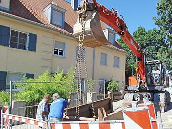 Die Arbeiten in der Großenbucher Straße sind in vollem Gang. Foto: Petra Malbrich