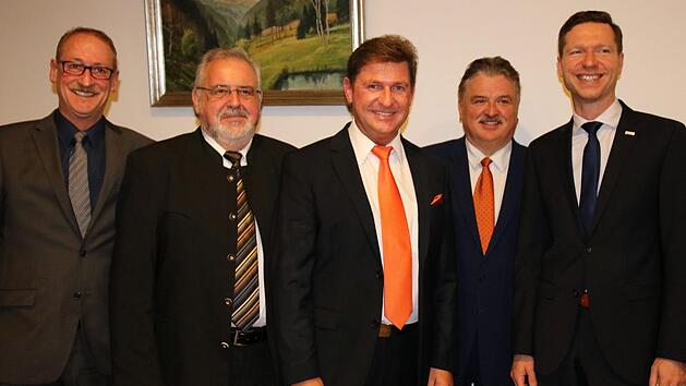 Rainer Ludwig (Mitte) ist am Mittwochabend bei der Nominierungsversammlung der Freien W&auml;hler Kulmbach-Bayreuth-Wunsiedel in Himmelkron als Kandidat f&uuml;r die Landtagswahl 2018 gew&auml;hlt worden. Es gratulierten (von links) Klaus von Stetten (Kreisvereinigung Wunsiedel), Bezirkstagskandidat Klaus F&ouml;rster, Landrat Klaus Peter S&ouml;llner und Florian Wiedemann (Kreisvereinigung Bayreuth).Jochen N&uuml;tzel