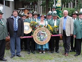 Bereits viermal errang Silvia Heinlein (Mitte) die Königswürde. Mit im Bild Zweiter Ritter Daniel Jungkunz (Vierter von links) und Erster Ritter Konrad Werner (Achter von links), Erster Schützenmeister Harald Scherbel (links), Zweiter Schützenmeister Reinhold Heinlein (Siebter von links) und der scheidende Schützenkönig Gerhard Neubauer (Zehnter von links). Rechts im Bild die erfolgreichen Jungschützen. Fotos: Veronika Schadeck