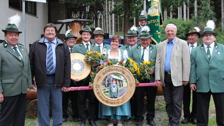 Bereits viermal errang Silvia Heinlein (Mitte) die Königswürde. Mit im Bild Zweiter Ritter Daniel Jungkunz (Vierter von links) und Erster Ritter Konrad Werner (Achter von links), Erster Schützenmeister Harald Scherbel (links), Zweiter Schützenmeister Reinhold Heinlein (Siebter von links) und der scheidende Schützenkönig Gerhard Neubauer (Zehnter von links). Rechts im Bild die erfolgreichen Jungschützen. Fotos: Veronika Schadeck