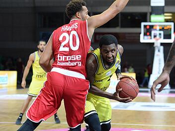 De'Mon Brooks (gelbes Trikot) war mit 19 Punkten bester Bayreuther Korbschütze in Vechta. Foto: Peter Mularczyk