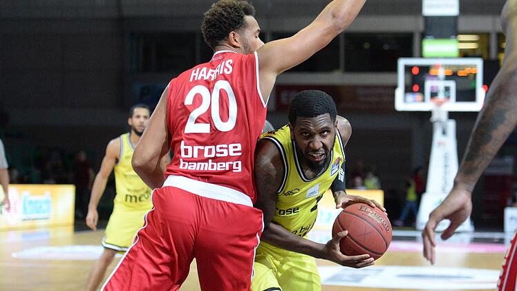 De'Mon Brooks (gelbes Trikot) war mit 19 Punkten bester Bayreuther Korbschütze in Vechta. Foto: Peter Mularczyk