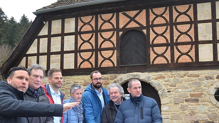 Martin Finzel, Rainer Scholz, Marten Büttner, Chris Loos, Sebastian Sonnauer, Karl-Heinz Glodschei und Rainer Mattern (von links) machen sich anhand des Planes ein Bild davon, wie sich das künftige Depot in das Gelände neben dem Museum einfügen wird. Foto: Rainer Lutz