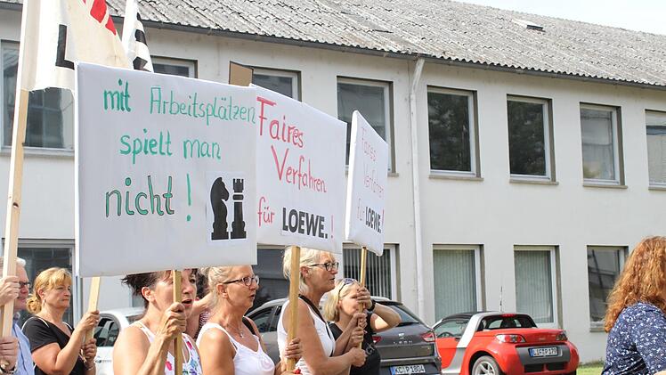 "Mit Arbeitsplätzen spielt man nicht" - Loewe-Mitarbeiter bei einer Demonstration am Dienstag in Kronach. Foto: Anna-Lena Deuerling