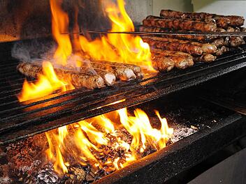 Coburger Bratwurst auf dem Rost über Kiefernzapfen: Die Stadt hat nun eine Richtlinie für die Bratwurstbrater erlassen - und einige Vorschriften aufgeweicht.
